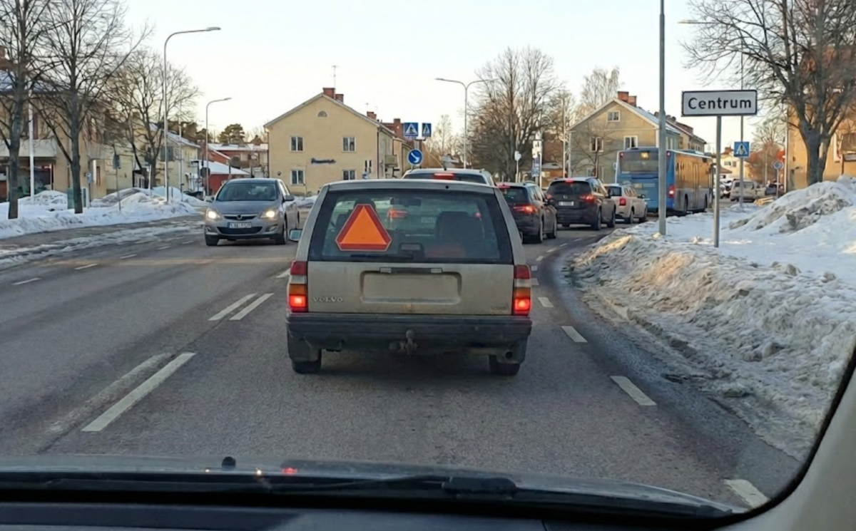 A-traktor (EPA) i trafik sedd bakifrån med tydlig LGF-skylt